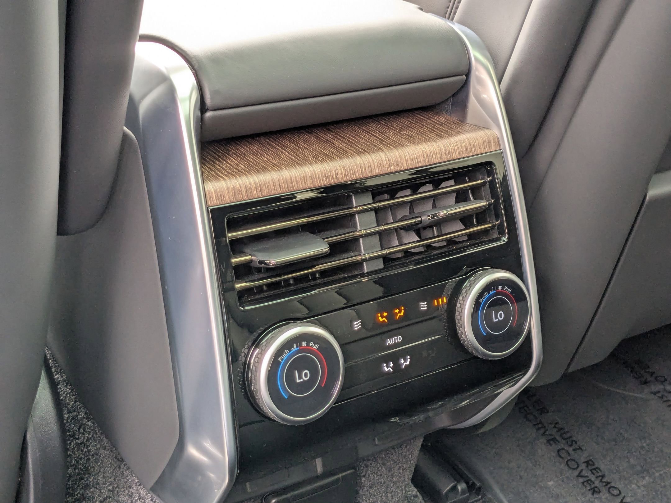 2025 Land Rover Range Rover SE photo 16
