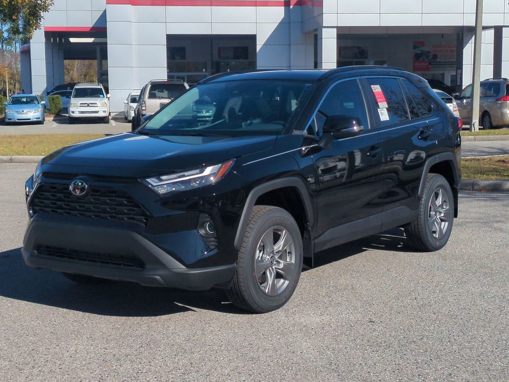 2025 Toyota RAV4 XLE's photo