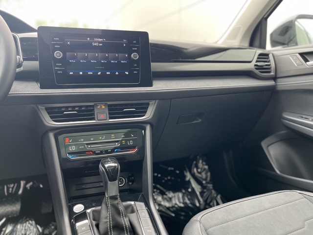 2025 Volkswagen Taos SE photo 4
