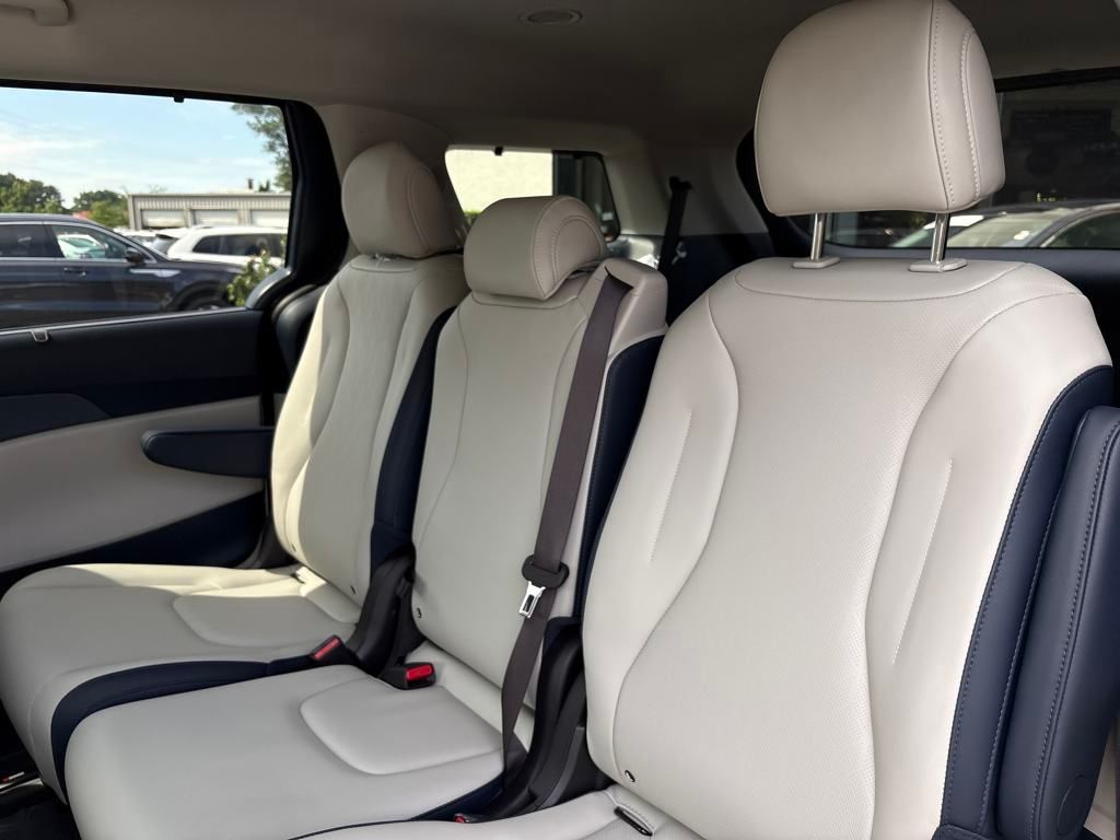 2026 Kia Carnival EX photo 24