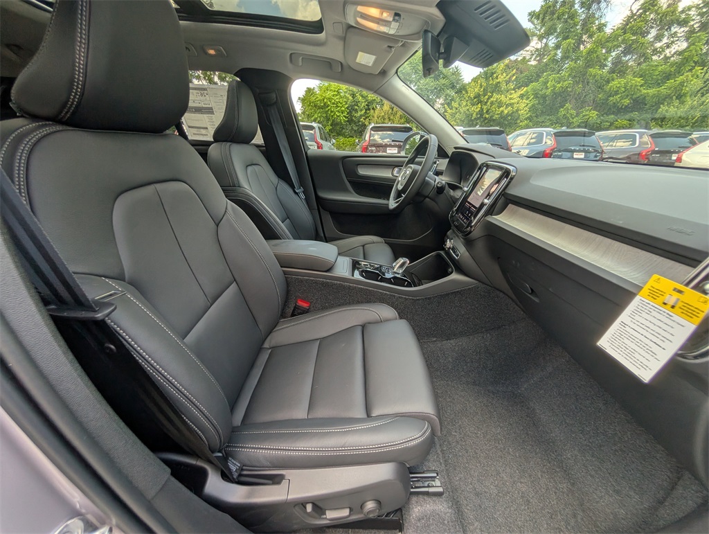 2026 Volvo XC40 Plus photo 2