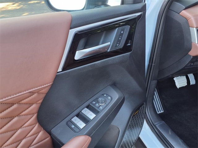 2025 Mitsubishi Outlander SEL photo 8