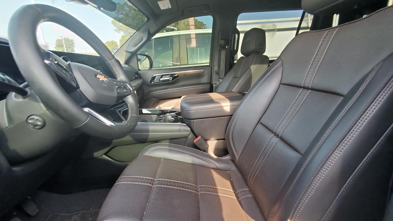 2025 Chevrolet Suburban High Country photo 3