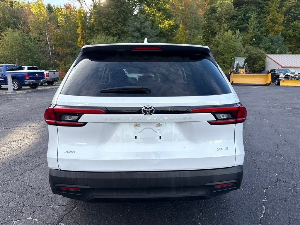 2024 Toyota Grand Highlander XLE photo 2