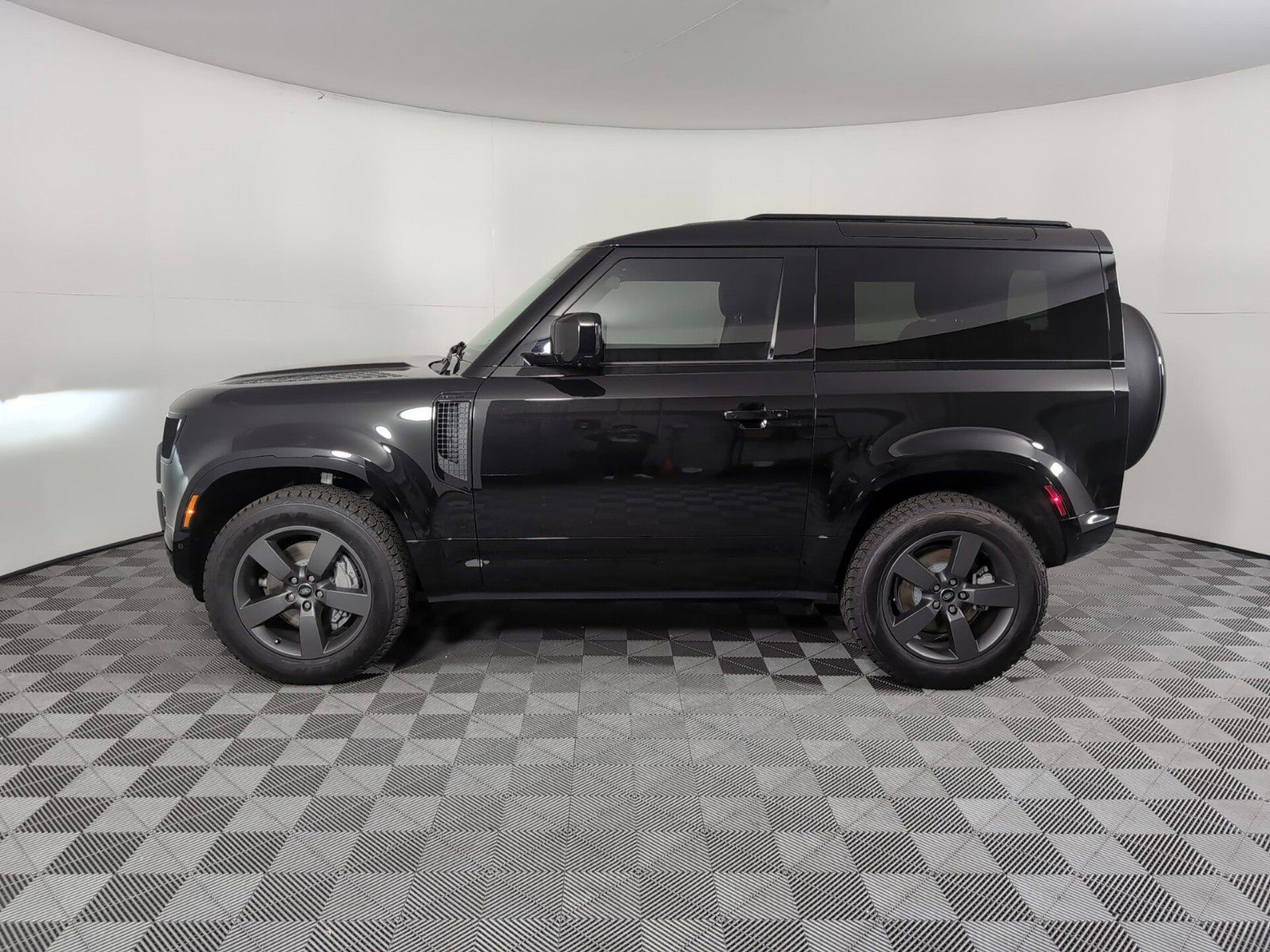 2025 Land Rover Defender 90 X-Dynamic SE photo 2