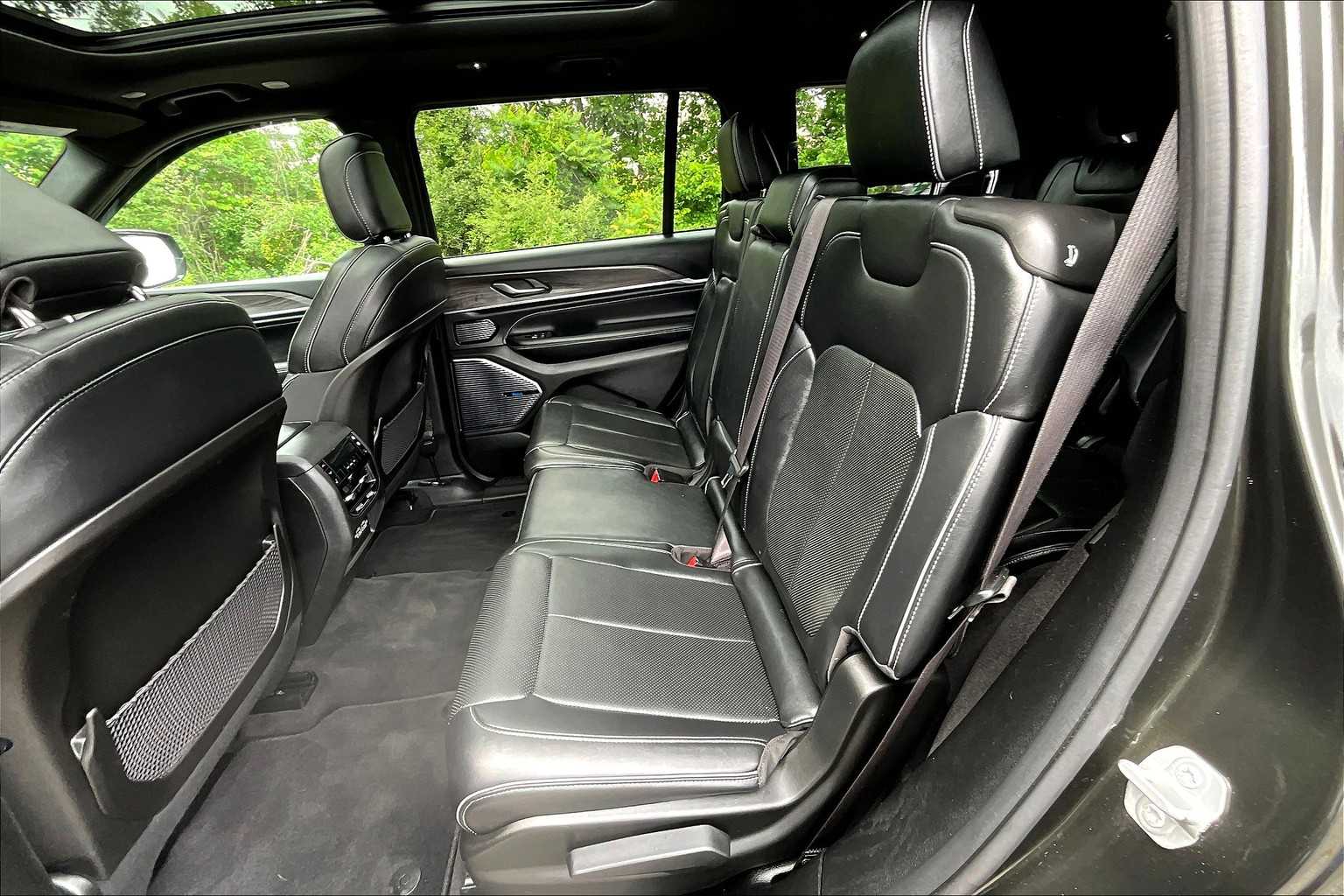 2022 Jeep Grand Cherokee Overland photo 19
