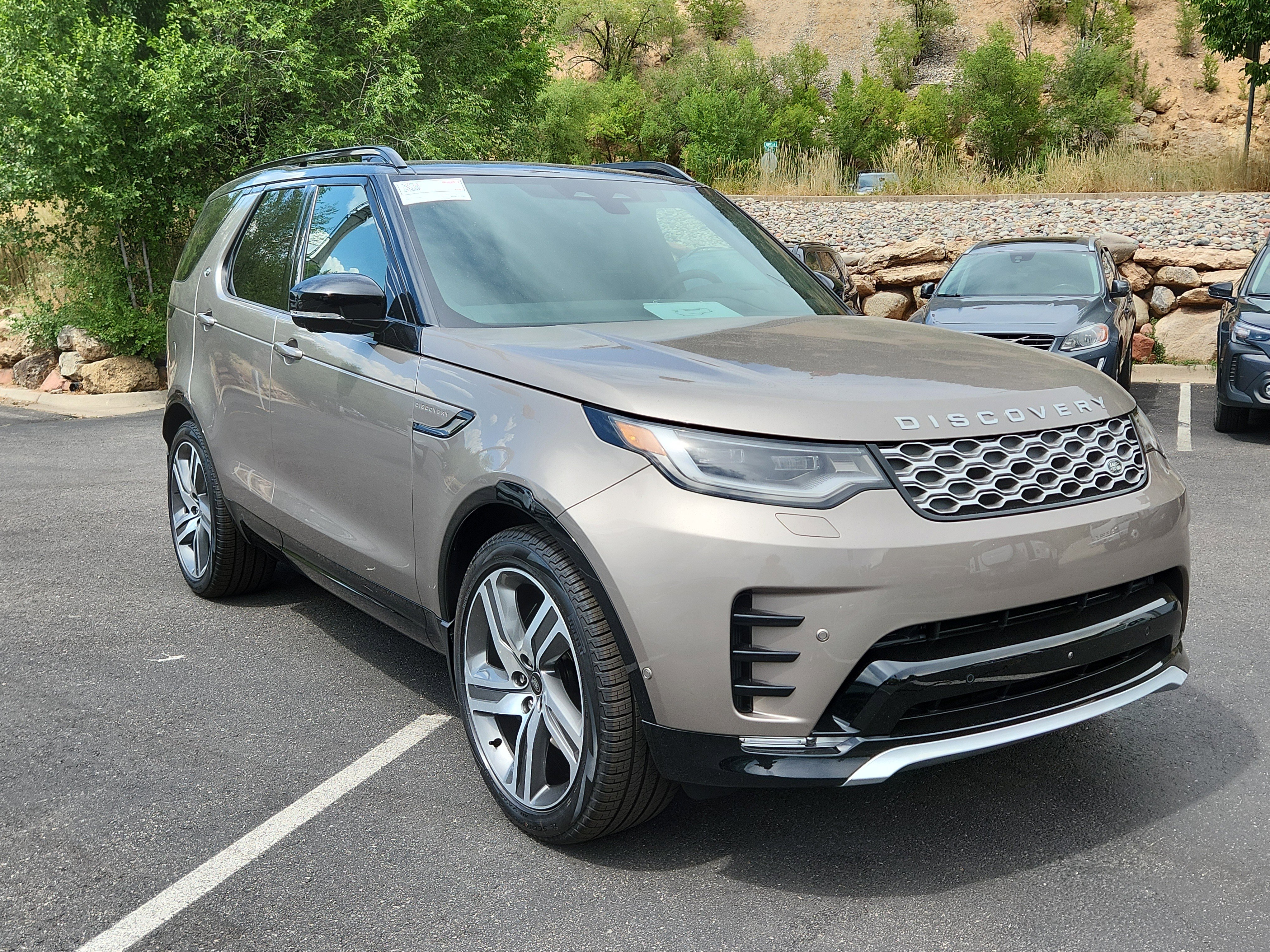 2025 Land Rover Discovery Metropolitan Edition's photo