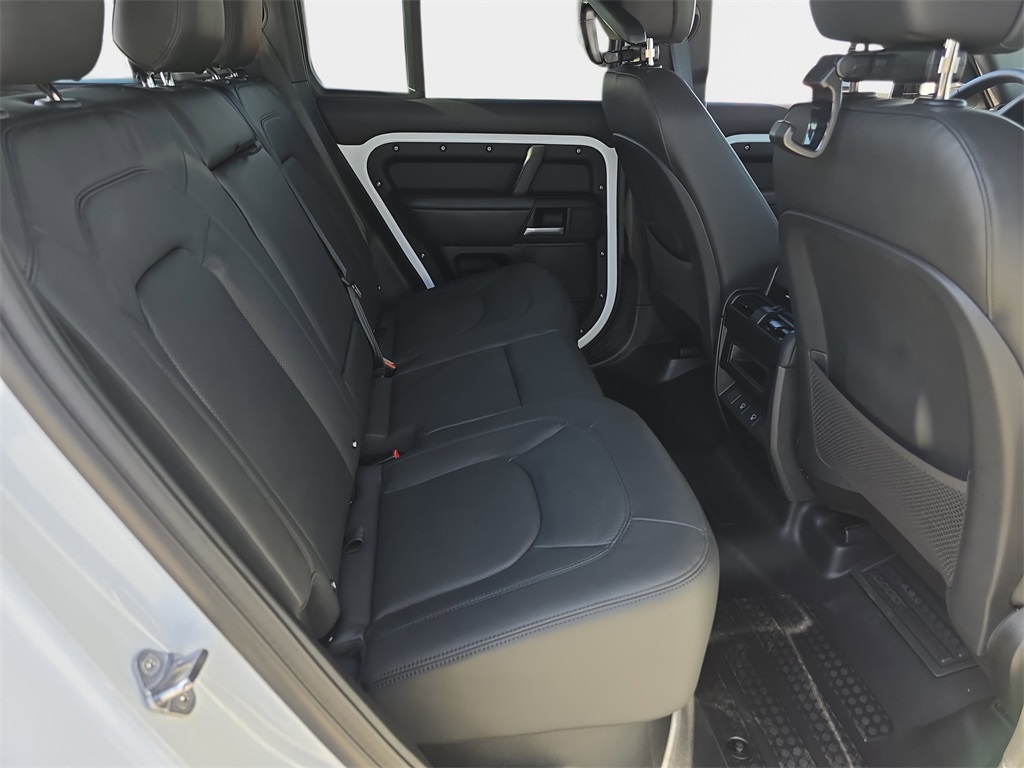 2025 Land Rover Defender 110 X-Dynamic SE photo 9