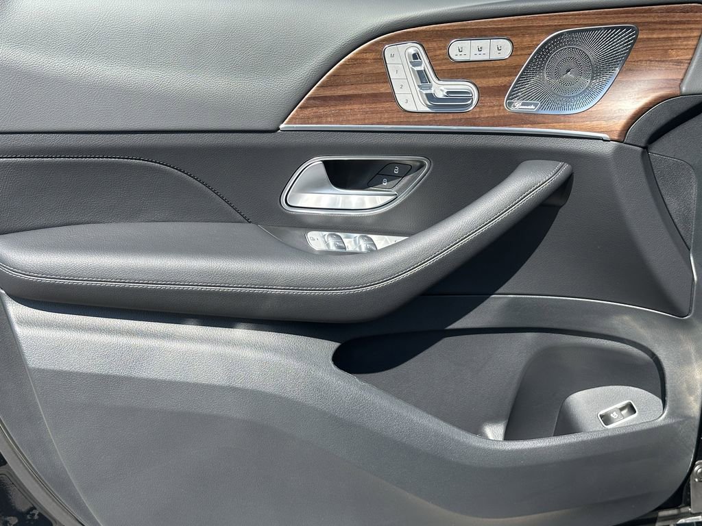 2025 Mercedes Benz GLS 450 4MATIC photo 9