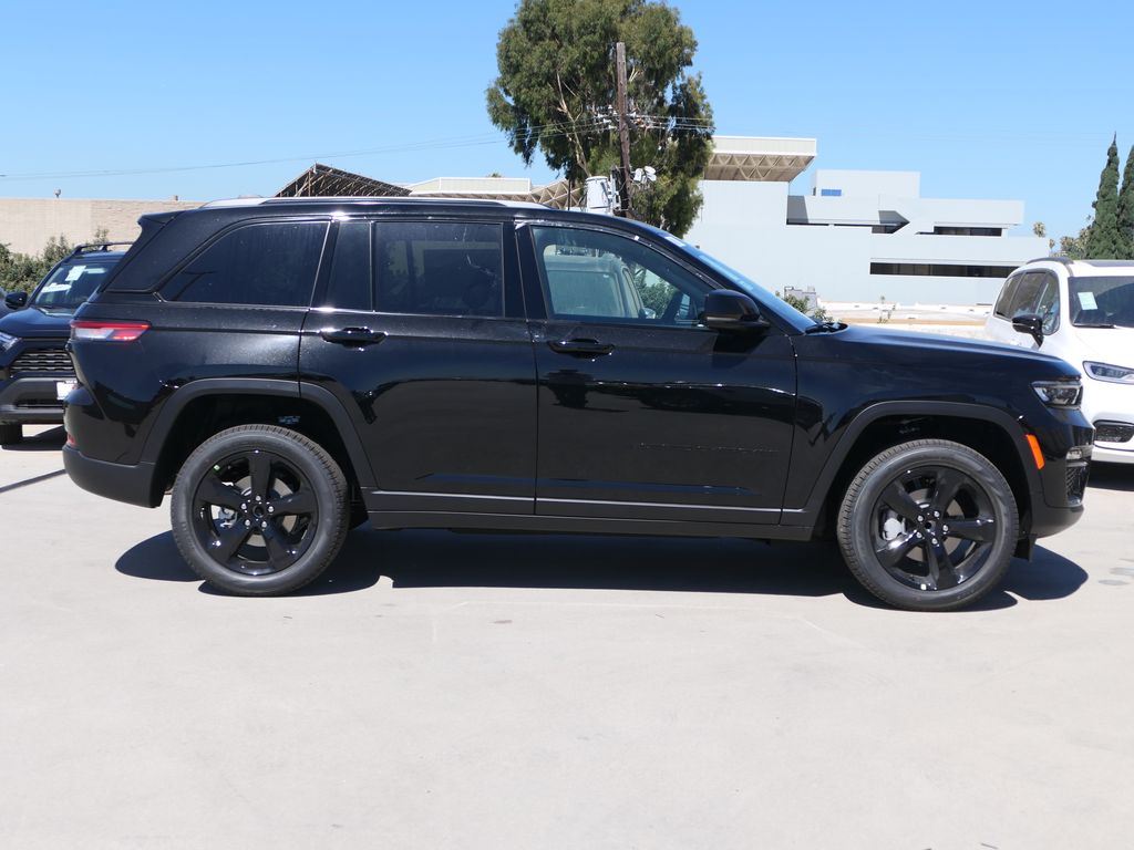2025 Jeep Grand Cherokee Limited photo 2