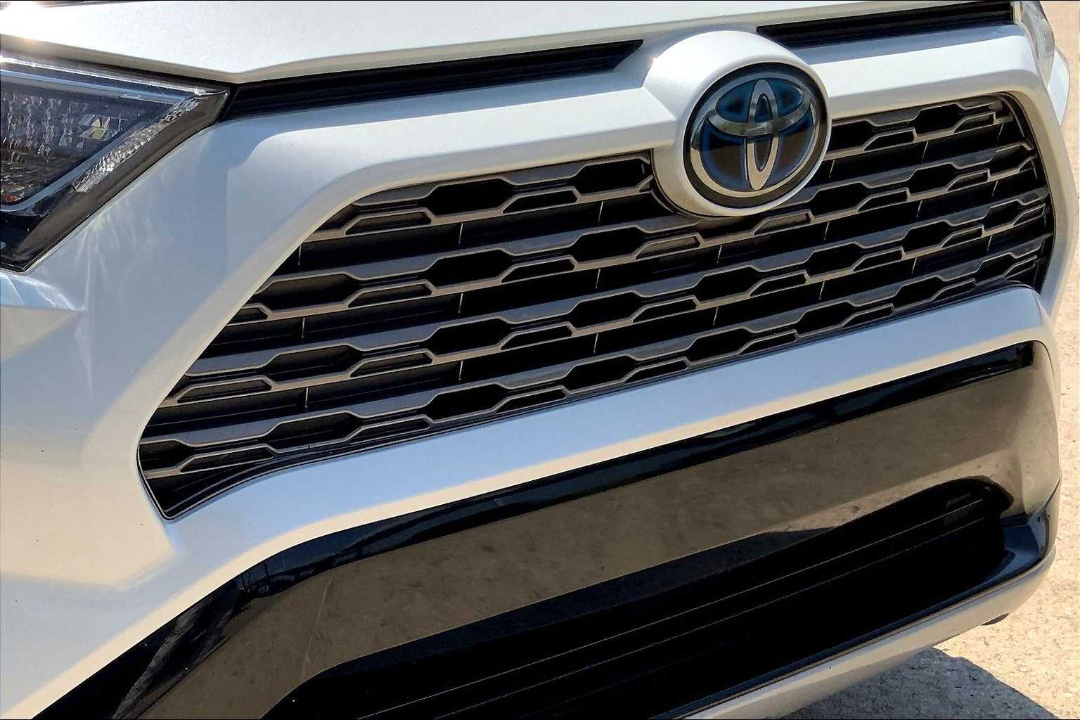 2019 Toyota RAV4 Hybrid XSE photo 26