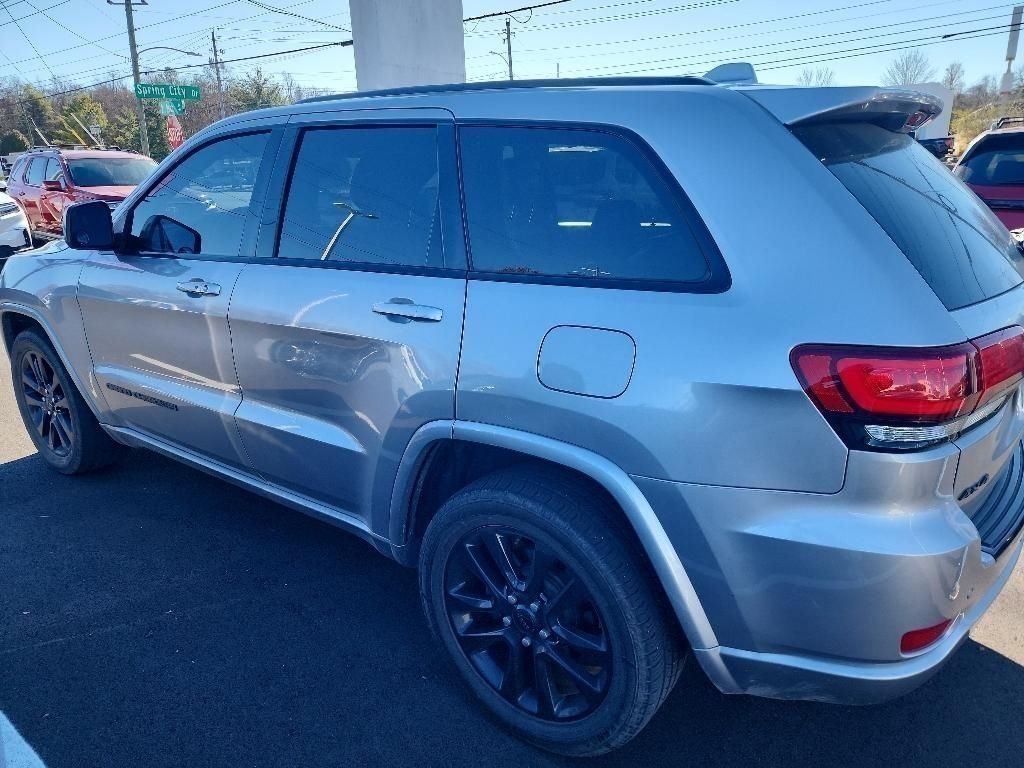 2018 Jeep Grand Cherokee Altitude photo 3