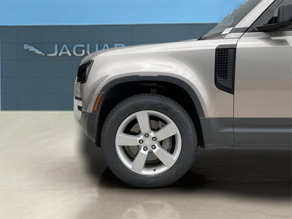 2023 Land Rover Defender 110 SE photo 4