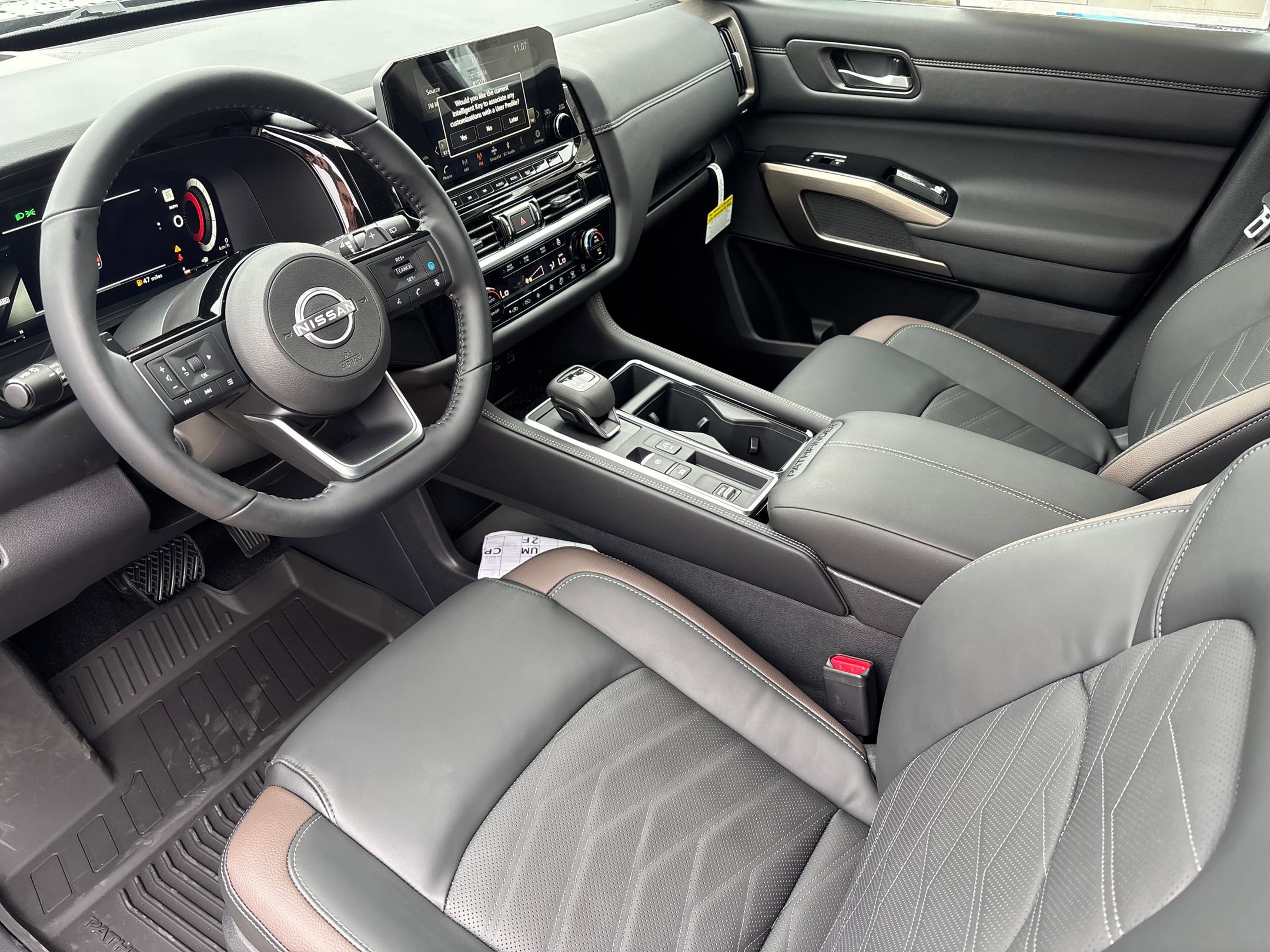 2025 Nissan Pathfinder Platinum photo 3
