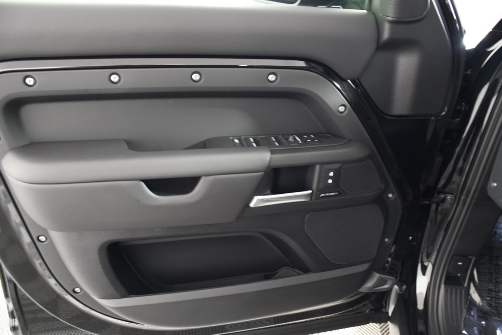 2025 Land Rover Defender 110 S photo 13