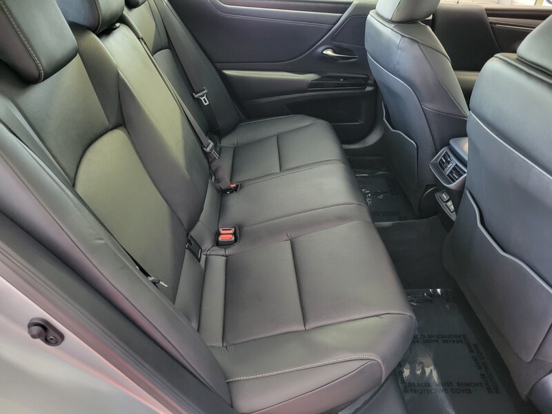 2025 Lexus ES 300h photo 12