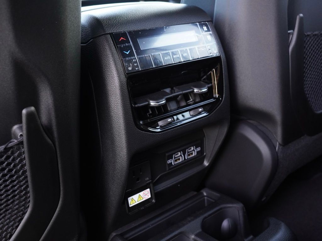 New 2025 Bright White Clear-Coat Exterior Paint Jeep Limited Black Appearance Edition image 24