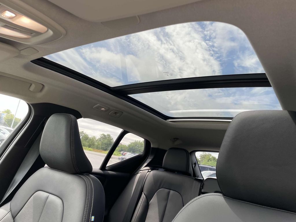 2026 Volvo XC40 AWD Plus photo 9