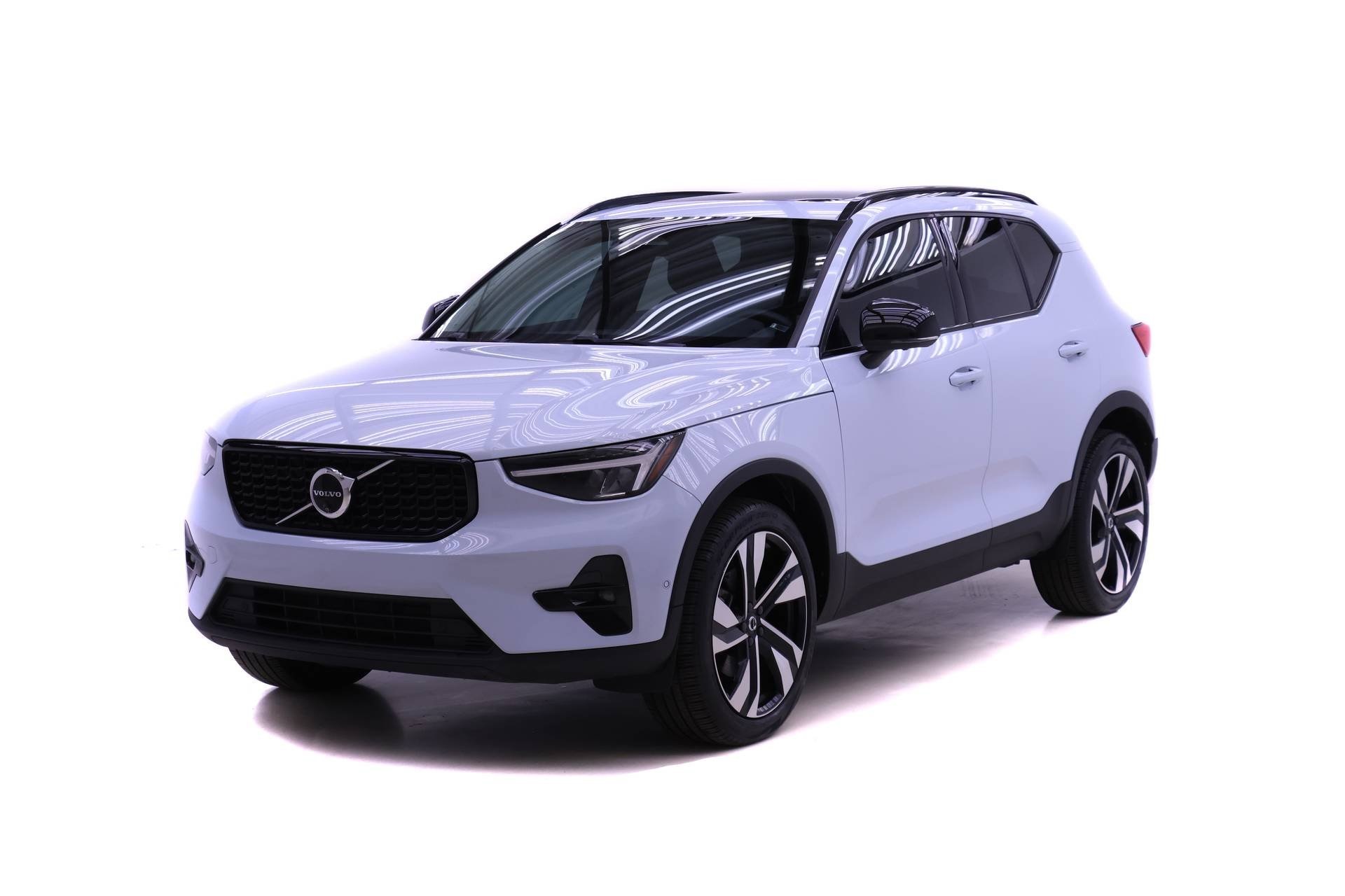 2024 Volvo XC40 Plus's photo