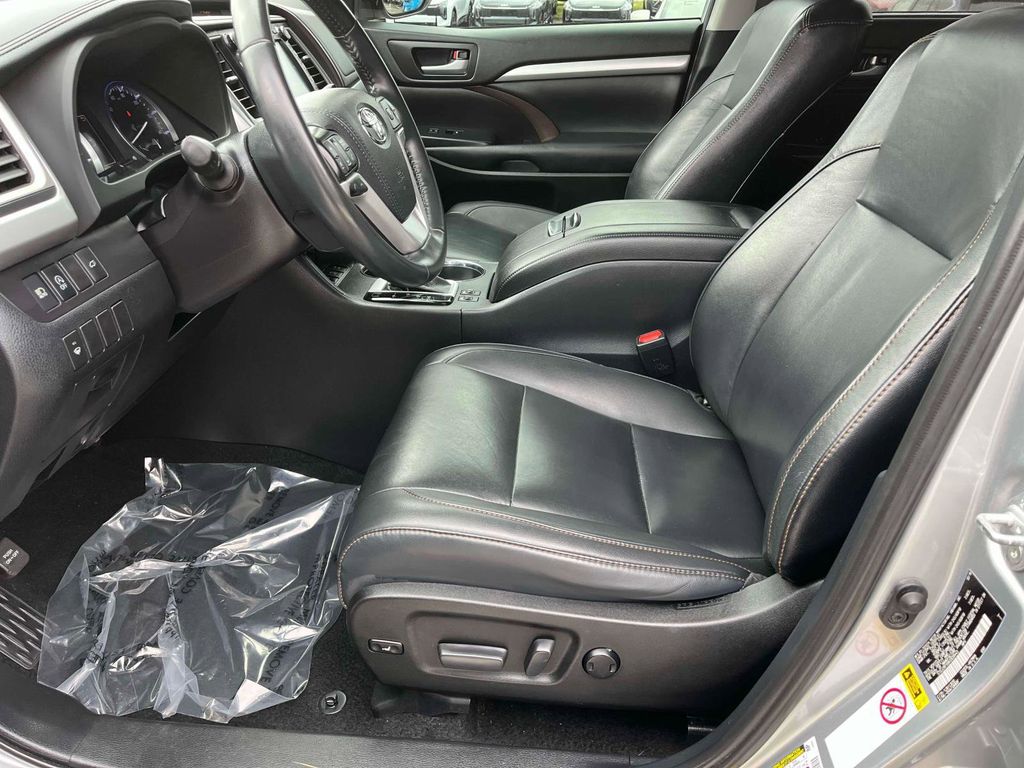 2019 Toyota Highlander XLE photo 14