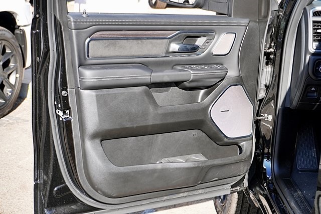 New 2026 Diamond Black Crystal Pearl-Coat Exterior Paint RAM Laramie image 25