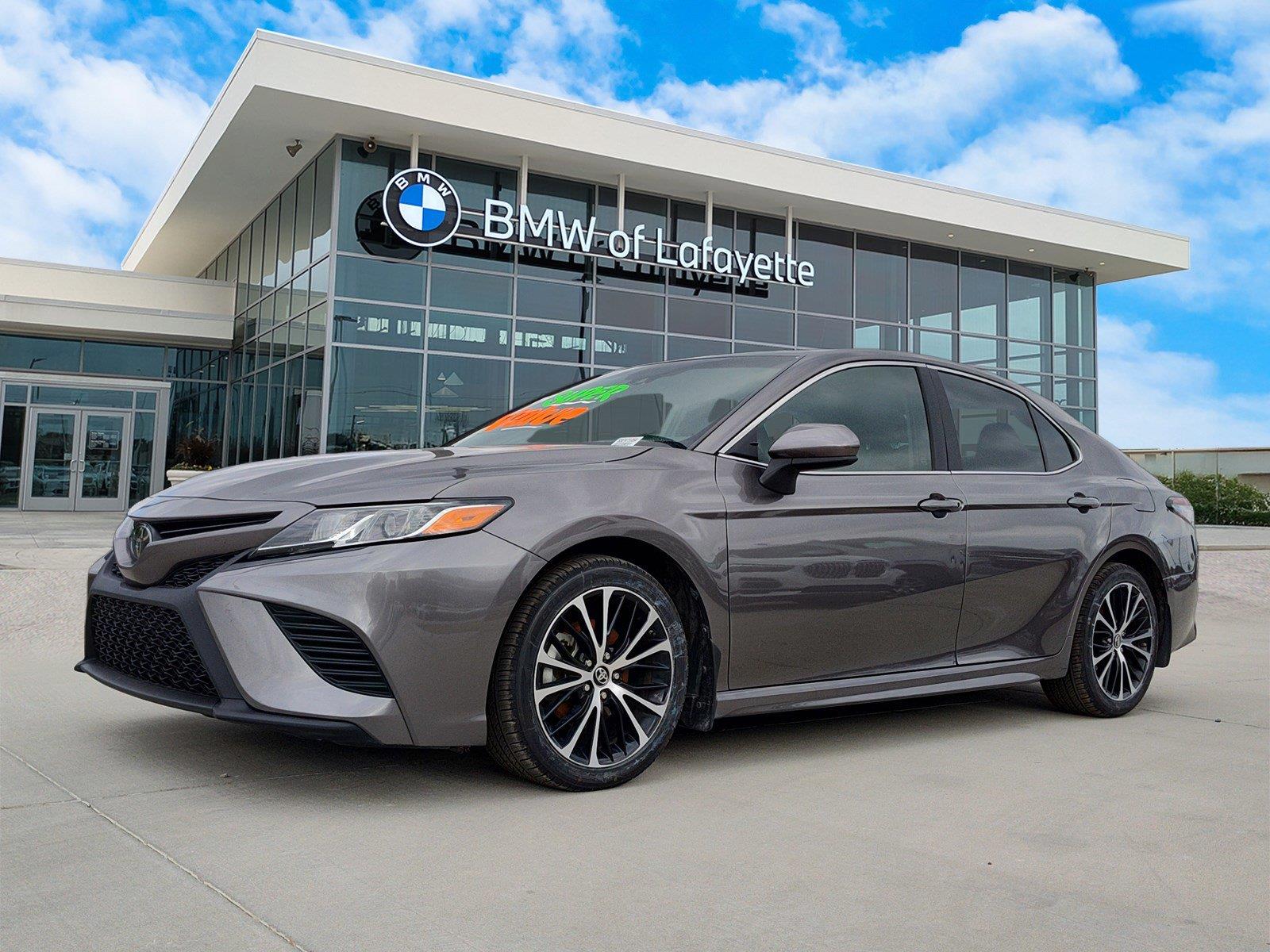 2019 Toyota Camry SE's photo