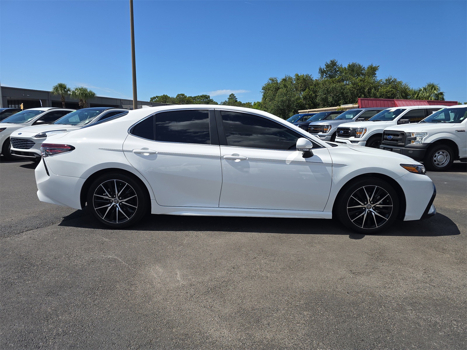 2024 Toyota Camry Hybrid SE photo 3