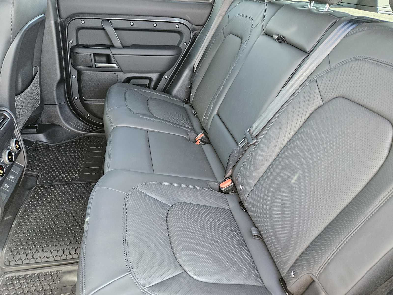 2025 Land Rover Defender 110 X-Dynamic SE photo 24