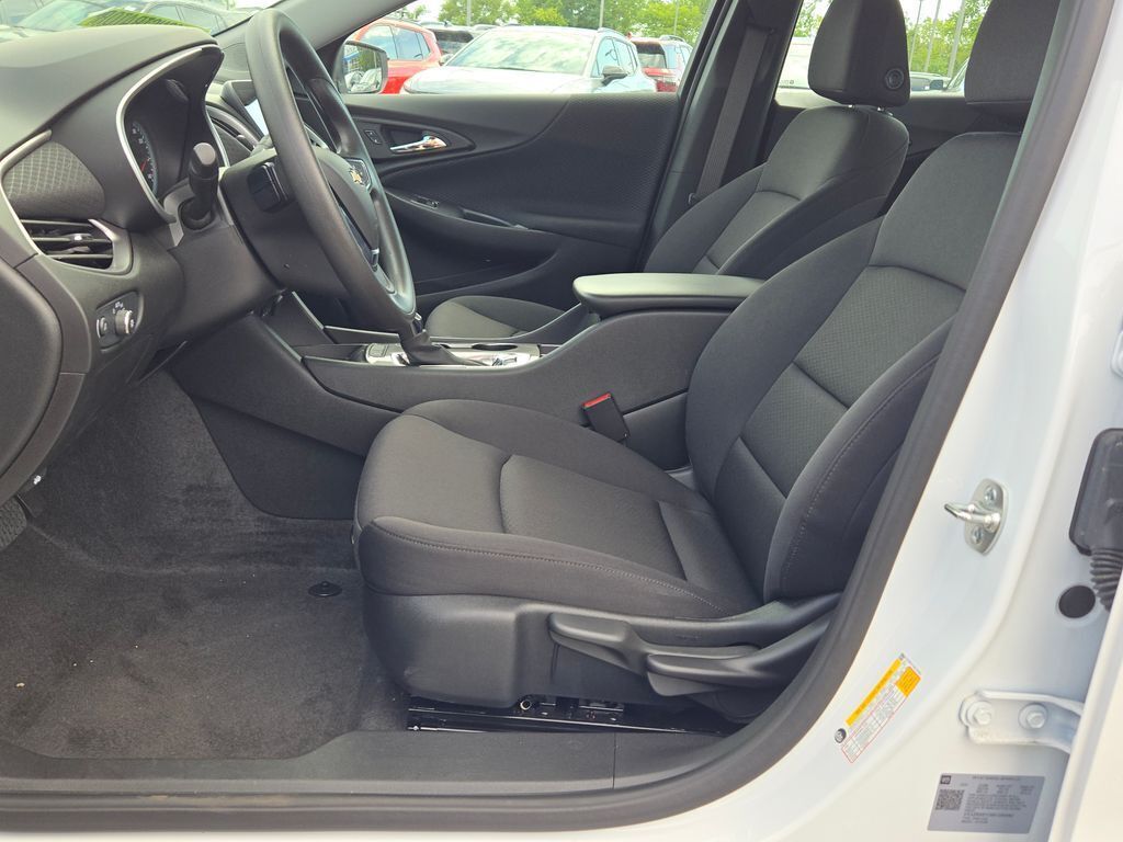 2025 Chevrolet Malibu LS photo 17