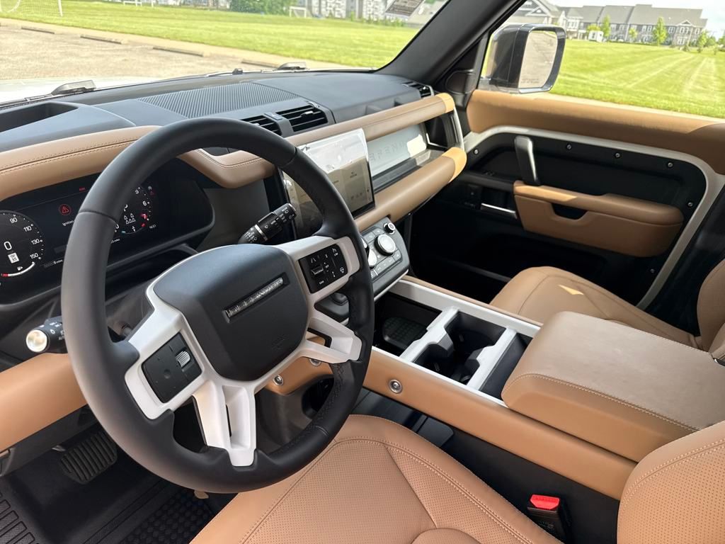 2025 Land Rover Defender 130 X-Dynamic SE photo 14