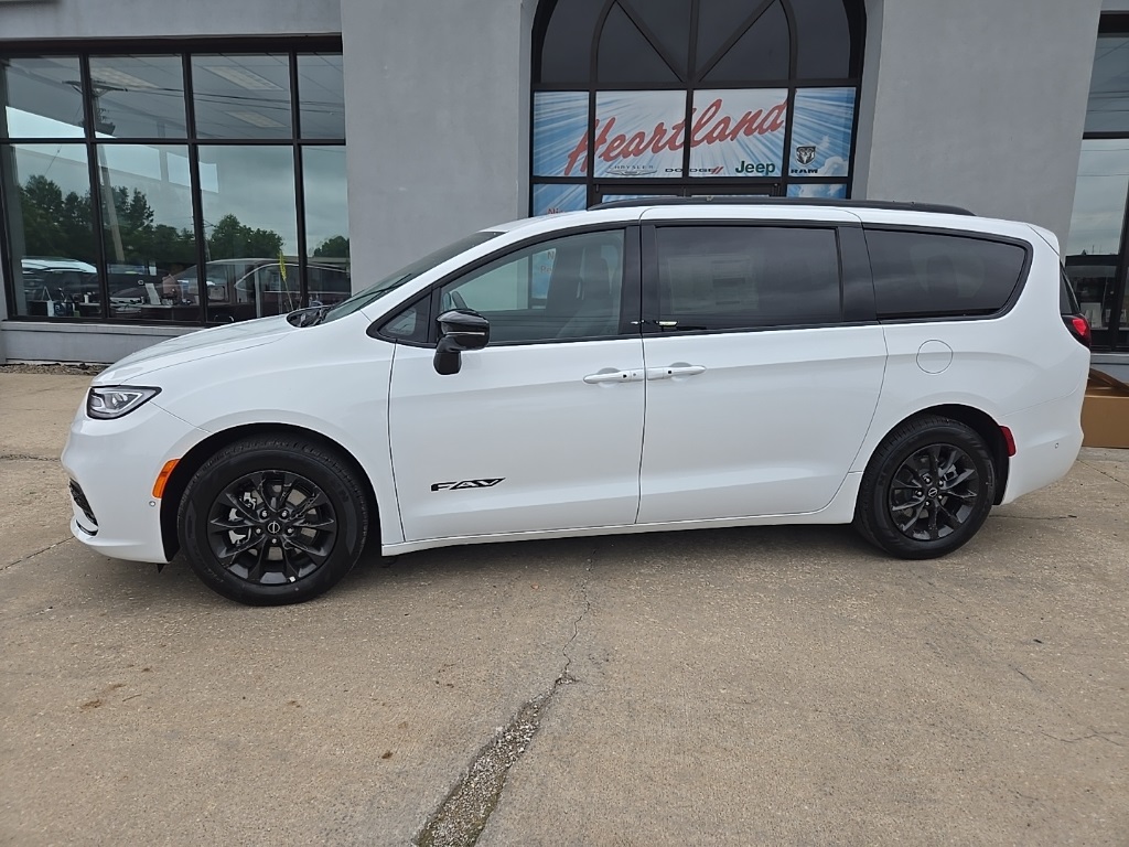 Used 2025 Chrysler Pacifica Select with VIN 2C4RC1BG9SR594322 for sale in Kansas City