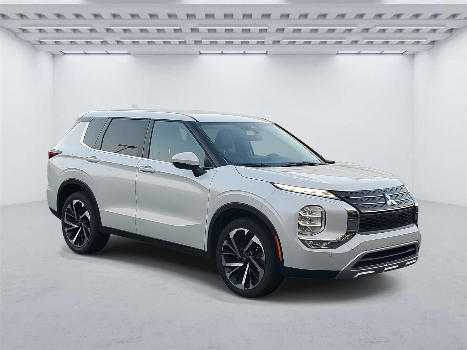 2024 Mitsubishi Outlander SE's photo