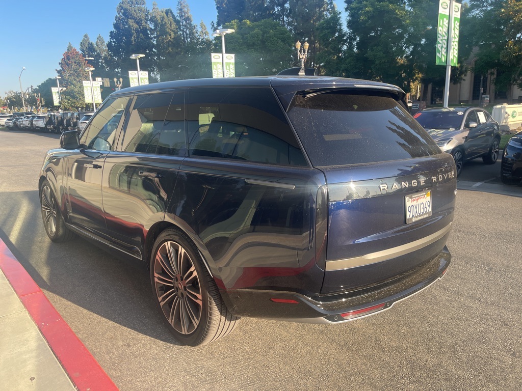 2023 Land Rover Range Rover SE photo 3