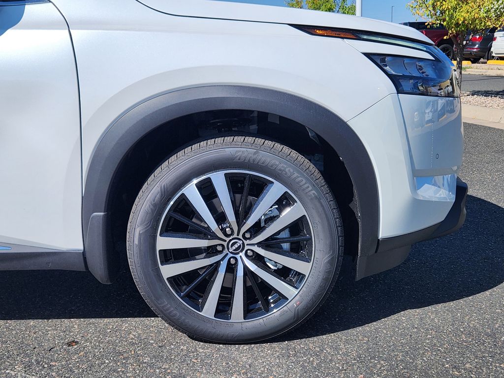 2025 Nissan Pathfinder Platinum photo 8