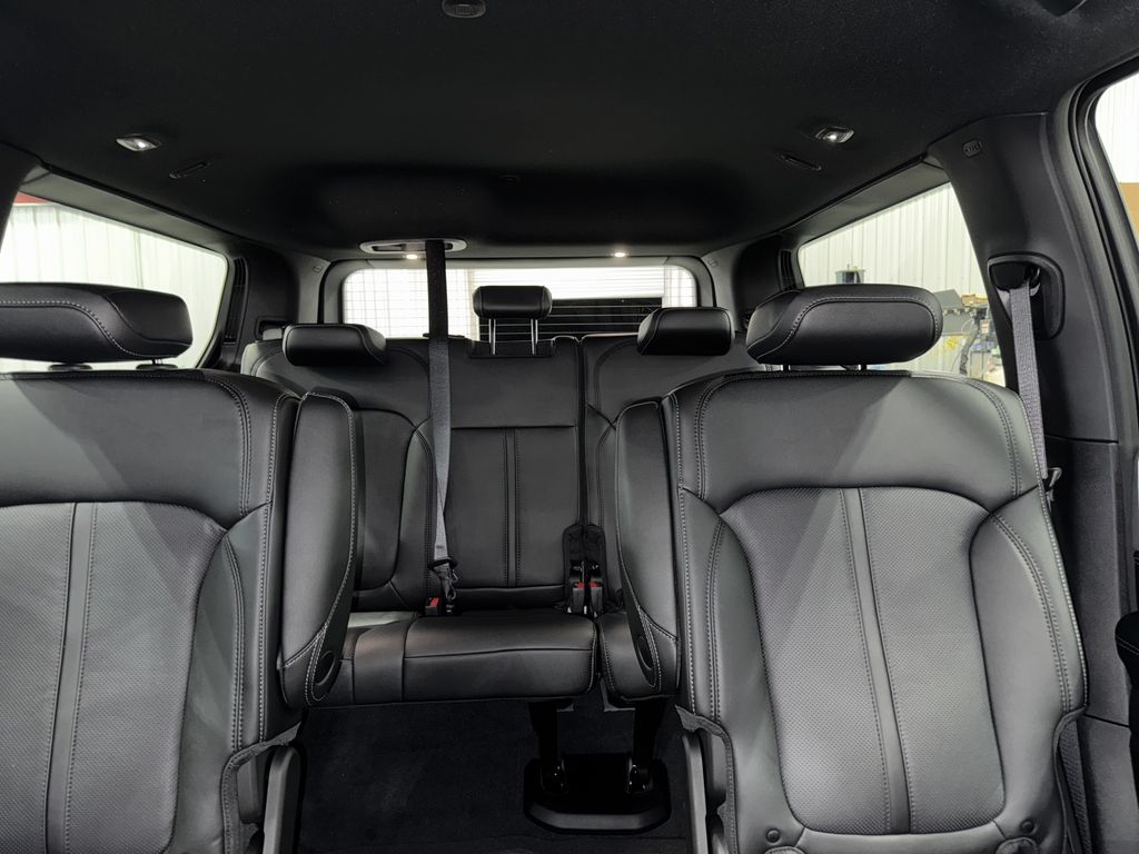 2025 Jeep Wagoneer Series II Carbide photo 31