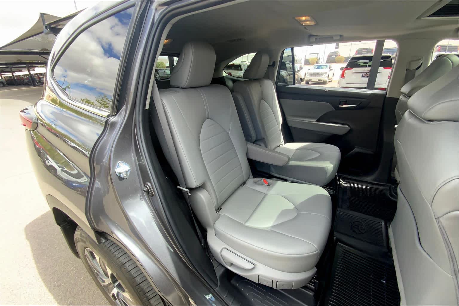 2022 Toyota Highlander XLE photo 25
