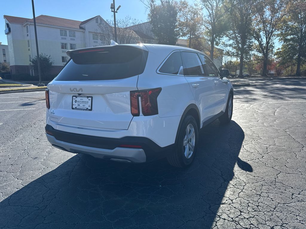 2024 Kia Sorento LX photo 2
