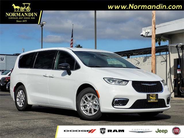 2026 Chrysler Pacifica Select's photo