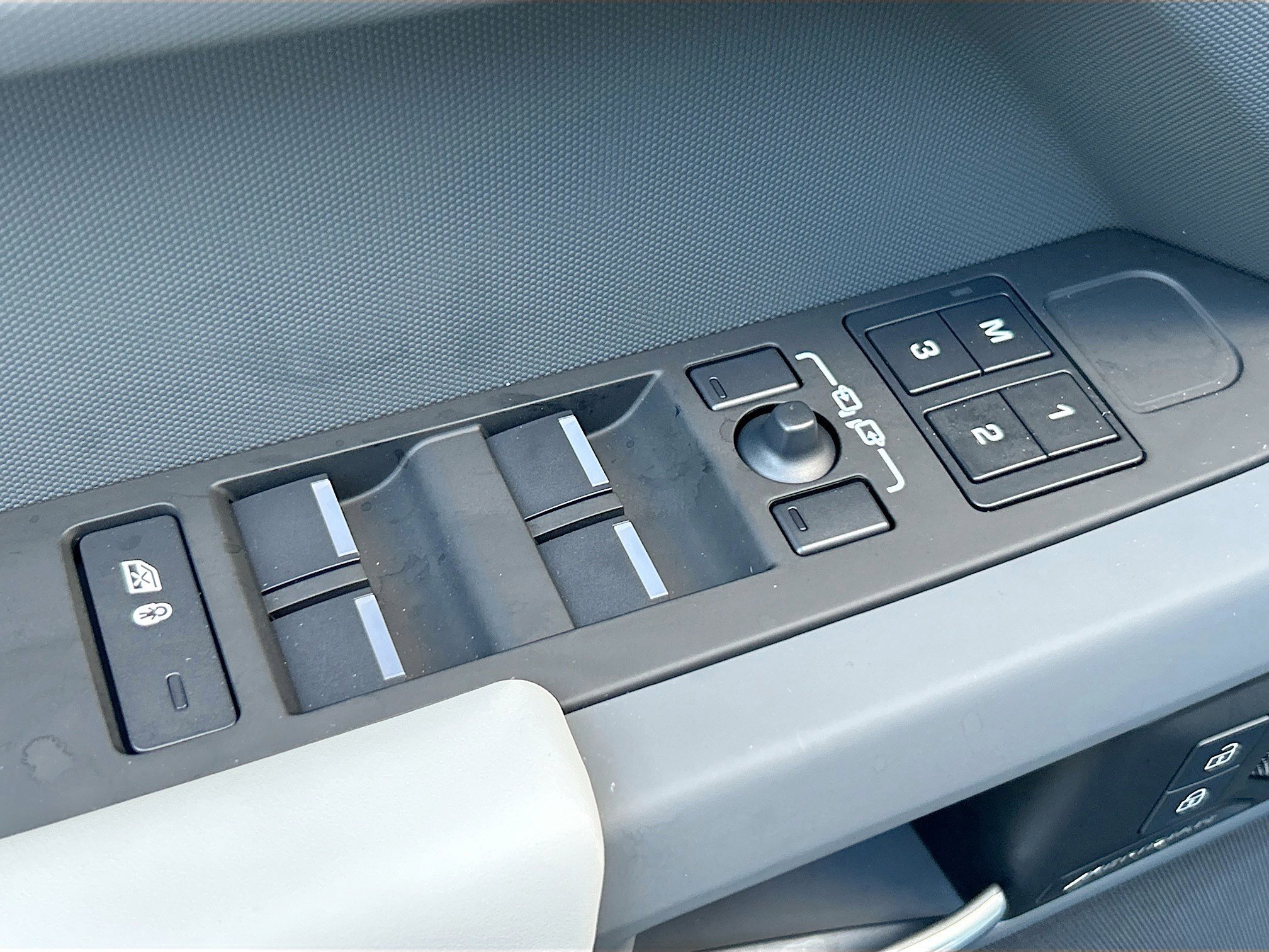 2025 Land Rover Defender 110 S photo 14