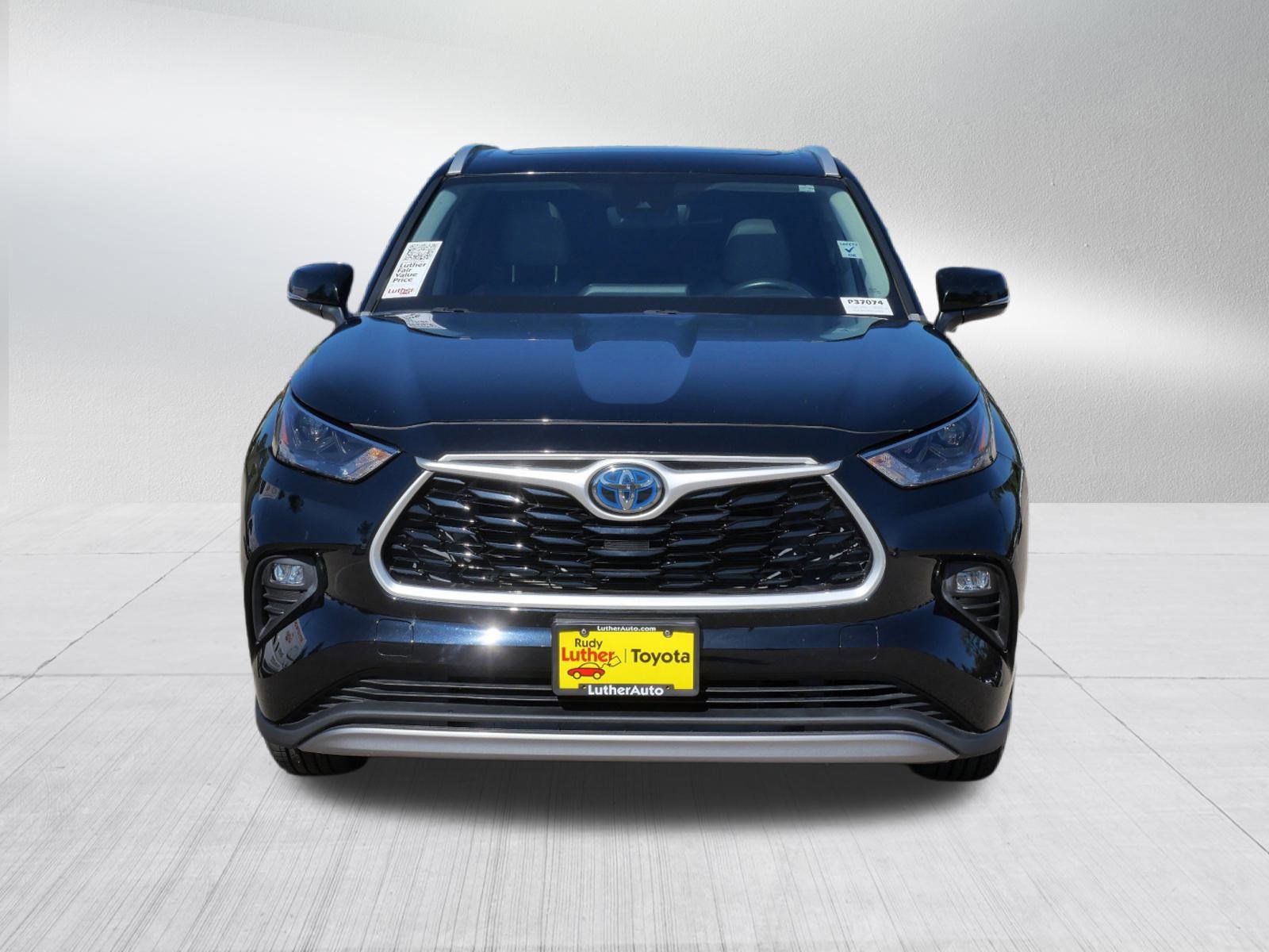 Used 2022 Toyota Highlander XLE with VIN 5TDGBRCH2NS549458 for sale in Golden Valley, Minnesota