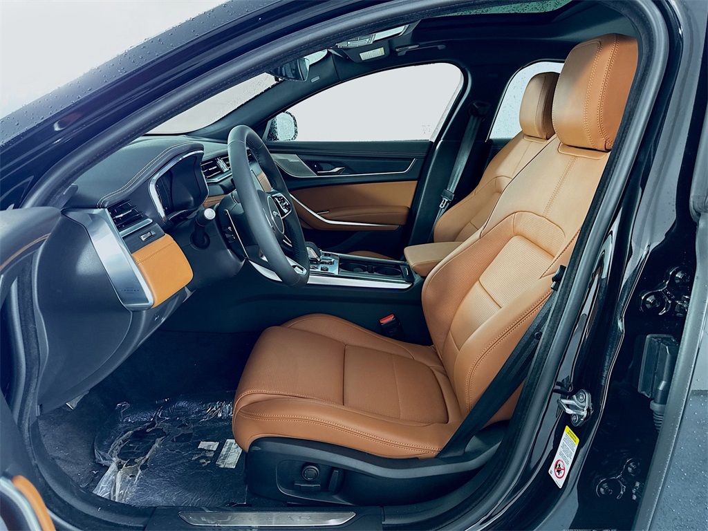 New 2024 Black Jaguar R-Dynamic SE image 22