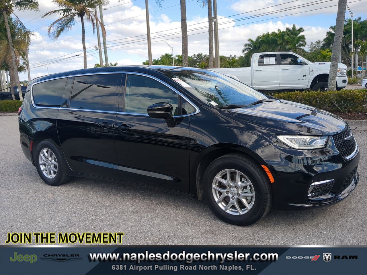 2025 Chrysler Pacifica Select's photo