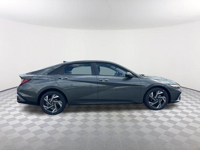 2025 Hyundai Elantra SEL Sport photo 3