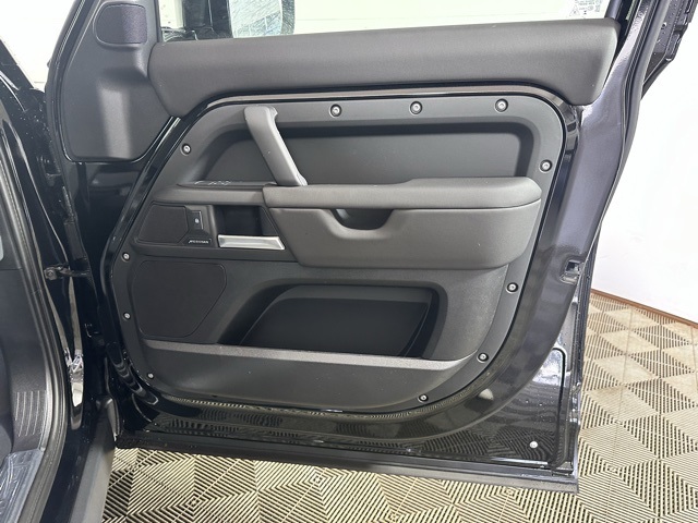 2025 Land Rover Defender 110 S photo 13