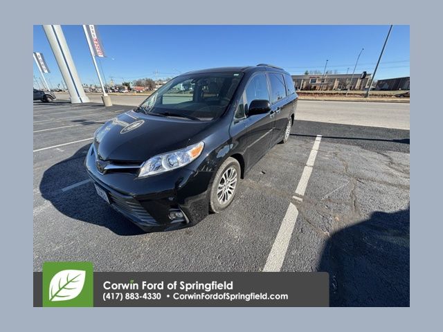 2019 Toyota Sienna XLE's photo