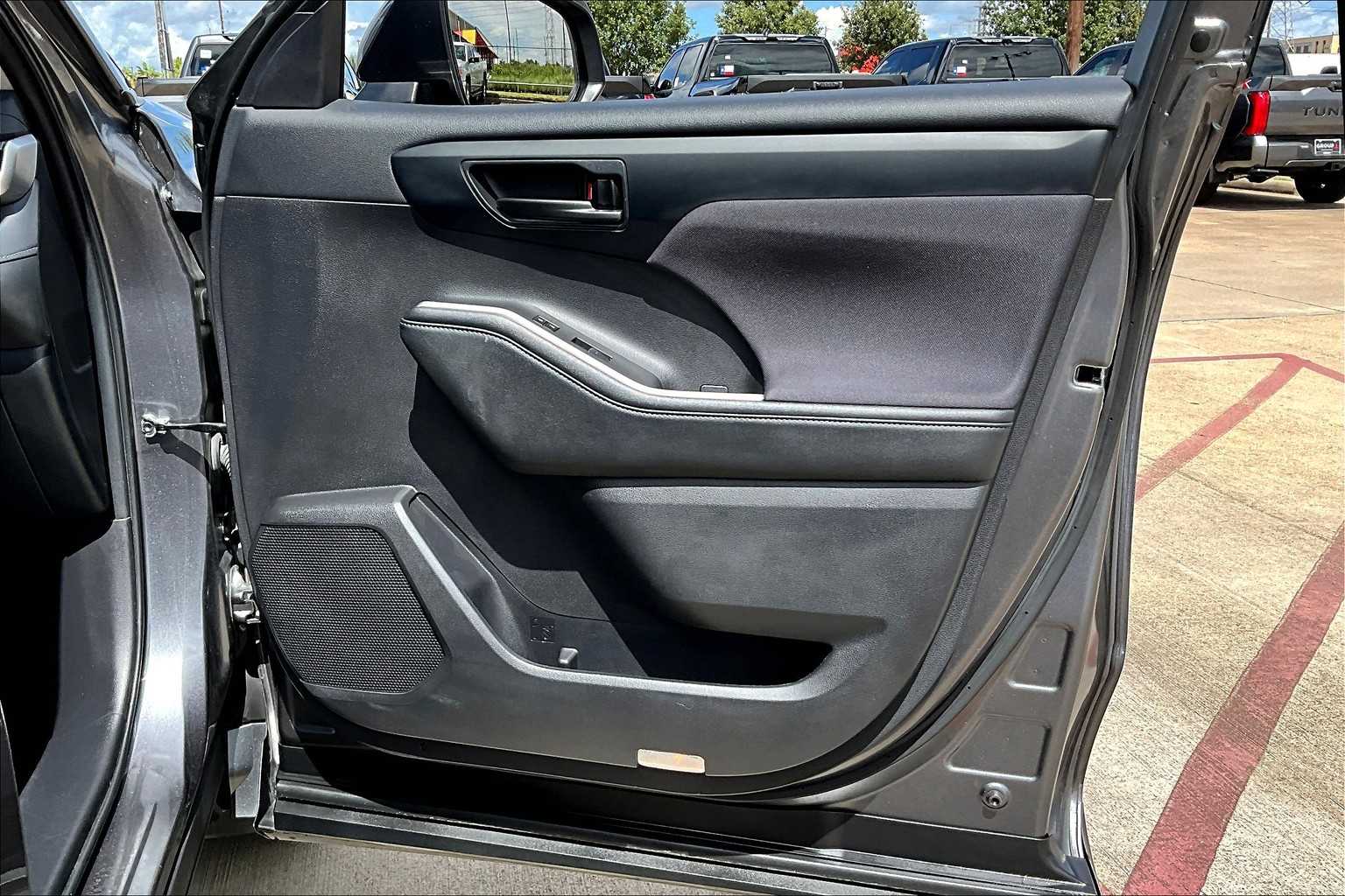 2024 Toyota Highlander LE photo 21