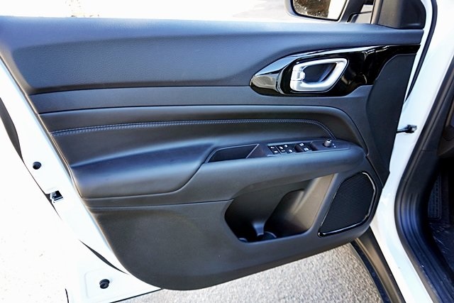 New 2026 Bright White Clear-Coat Exterior Paint Jeep Latitude image 25