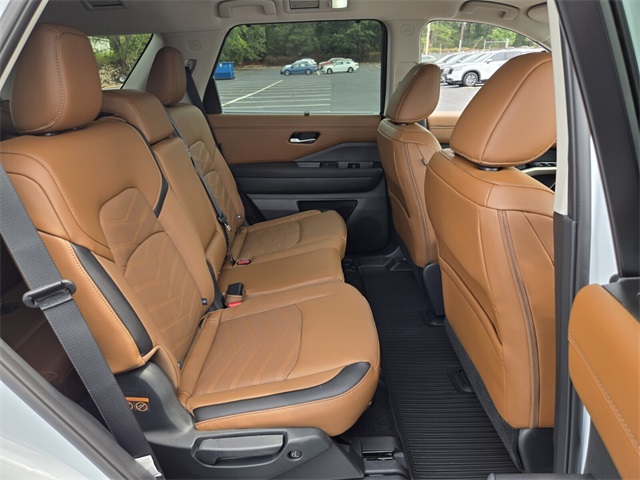 2025 Nissan Pathfinder Platinum photo 13