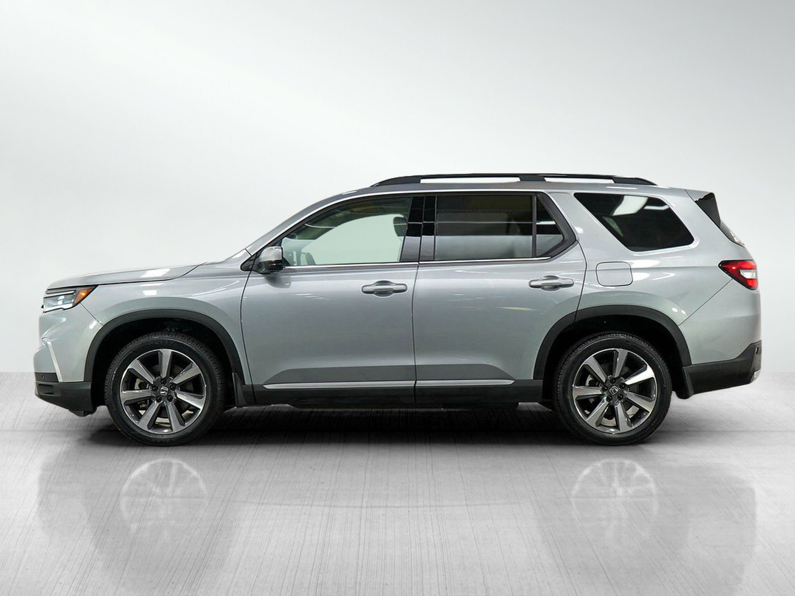 Used 2023 Honda Pilot Elite with VIN 5FNYG1H81PB040825 for sale in Burnsville, Minnesota