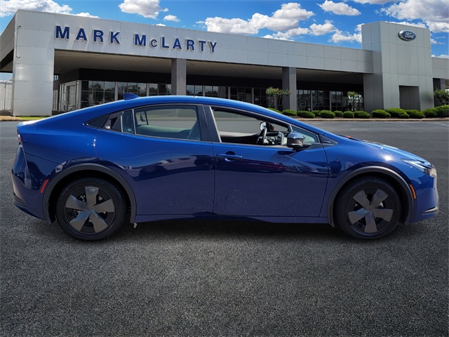 2024 Toyota Prius LE photo 2